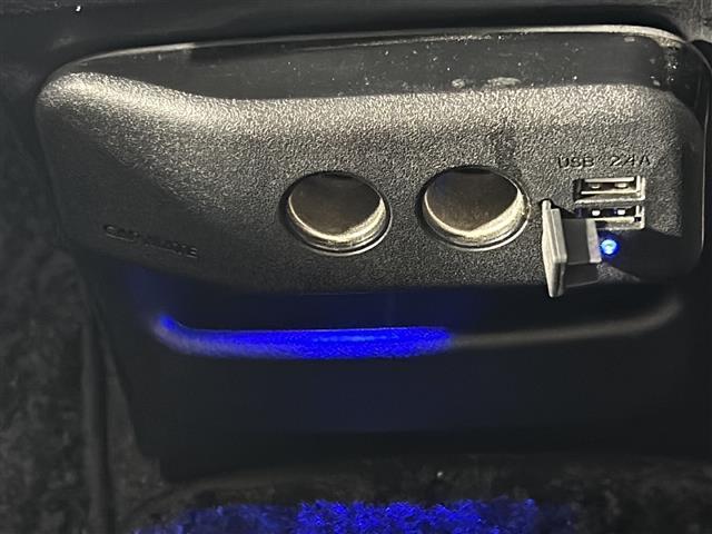 【アクセサリーソケット（電源ソケット）】電源からケーブルをつなげば、スマートフォンなどの電子機器の充電などを行うことができます！ゲーム機器や、カメラの充電にも便利ですね。