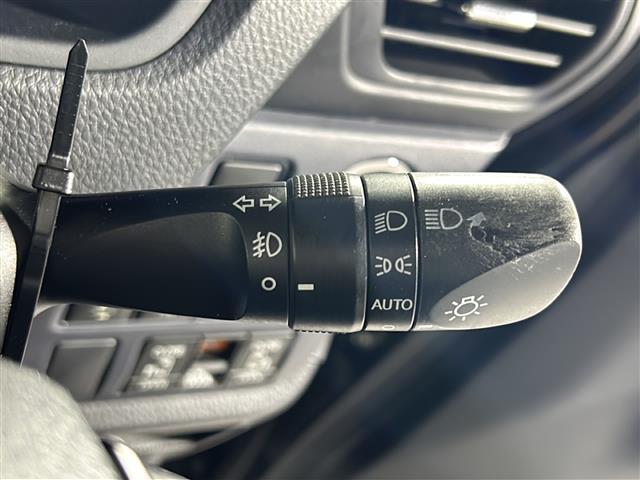 【オートライト（ＡＵＴＯ）】外の明るさをシステムが感知して、自動でヘッドライトが点灯します！ヘッドライトをつけ忘れを防ぐ便利機能です。