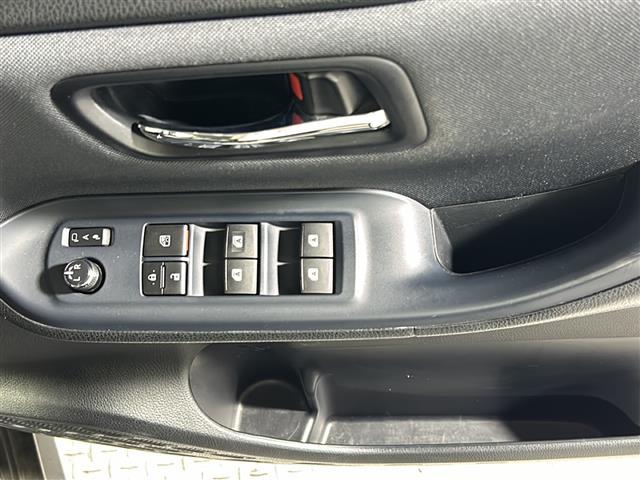 【パワーウインドウ】運転席のスイッチで、各席の窓ガラスの開閉ができます！あると便利ですよね！