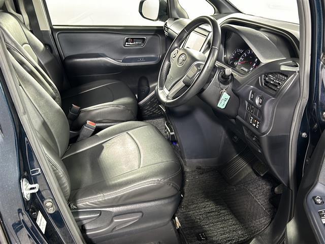 【運転席】座り心地が良いシートなので長時間の運転でも快適にお過ごしいただけます。新品のフロアマットのご注文も可能です。掲載箇所以外にご希望の写真がございましたらお気軽にお問い合わせ下さい。