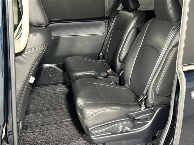 【セカンドシート】２列目もゆったりドライブを楽しめます。掲載箇所以外にご希望の写真がございましたらお気軽にお問い合わせ下さい。フロアマットは汚れが気になる場合は新品のご注文も承ります。