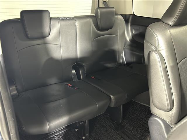 【サードシート】３列目もゆとりがあり居心地よくお過ごしいただけます。掲載箇所以外にご希望の写真がございましたらお気軽にお問い合わせ下さい。フロアマットは汚れが気になる場合は新品のご注文も承ります。