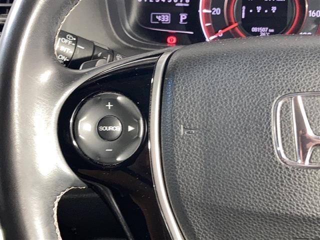 【ステアリングスイッチ】手元のボタンから、オーディオやナビなどの操作ができるので、よそ見をせずに安全に運転に集中できます!