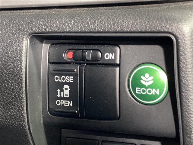 【パワースライドドア】小さなお子さまでも、助手席側のスライドドアはボタン一つで乗り降りラクラクです!両手に荷物を抱えている時でもボタンを押せば自動で開閉してくれます。