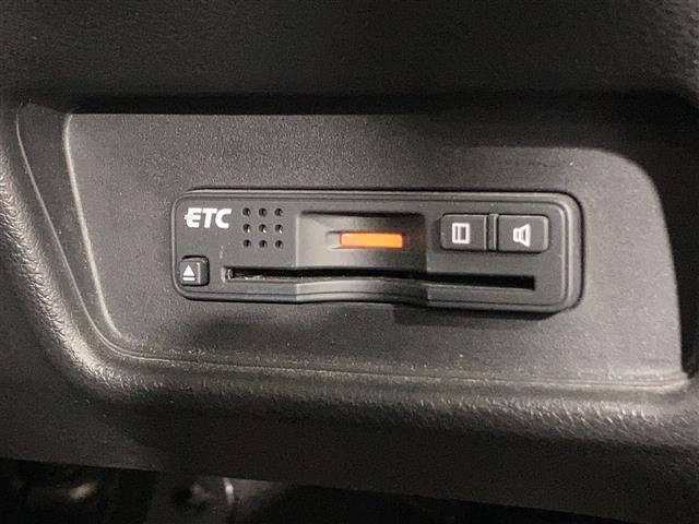 【ETC】有料道路を利用する際に料金所で停止することなく通過できる、ETC車載器(ノンストップ自動料金収受システム機器)が装備されています。セットアップを行うことで利用可能になります。