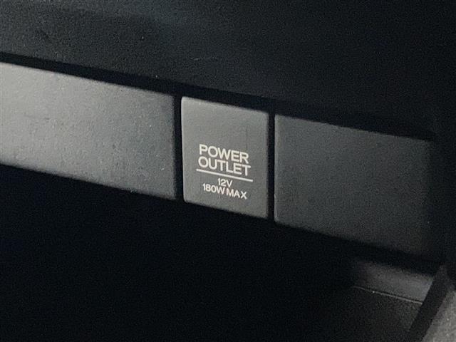 【アクセサリーソケット(電源ソケット)】電源からケーブルをつなげば、スマートフォンなどの電子機器の充電などを行うことができます!ゲーム機器や、カメラの充電にも便利ですね。