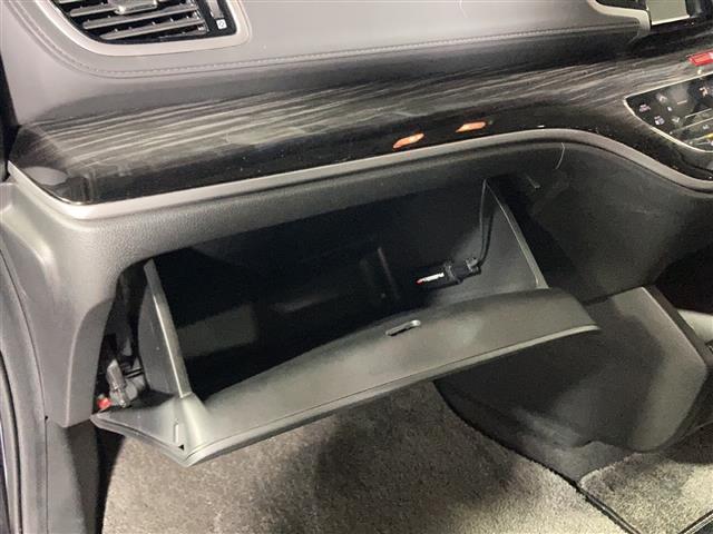 【グローブボックス】大容量のグローブボックスです!!車検証ケース他、日頃使う小物類の収納スペースもたくさんあります!