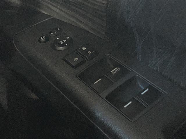 【パワーウインドウ】運転席のスイッチで、各席の窓ガラスの開閉ができます!あると便利ですよね!