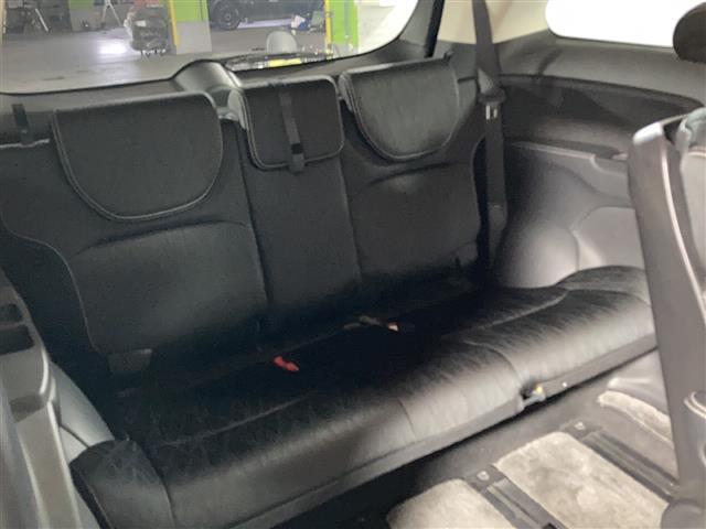 【サードシート】3列目もゆとりがあり居心地よくお過ごしいただけます。掲載箇所以外にご希望の写真がございましたらお気軽にお問い合わせ下さい。フロアマットは汚れが気になる場合は新品のご注文も承ります。