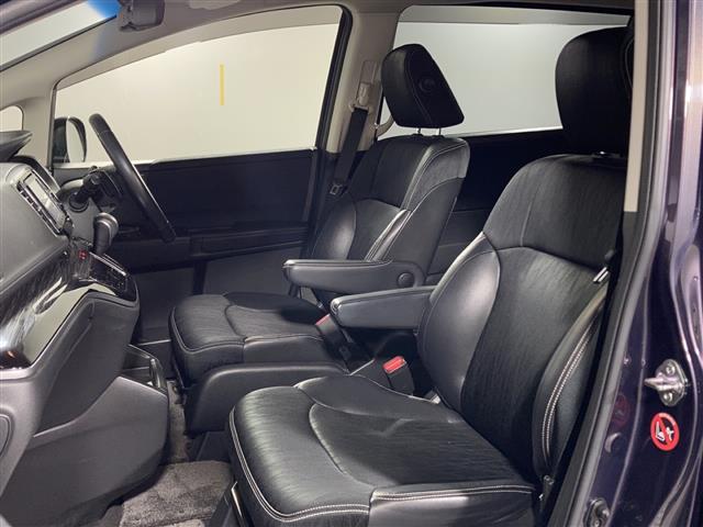 【運転席】座り心地が良いシートなので長時間の運転でも快適にお過ごしいただけます。新品のフロアマットのご注文も可能です。掲載箇所以外にご希望の写真がございましたらお気軽にお問い合わせ下さい。