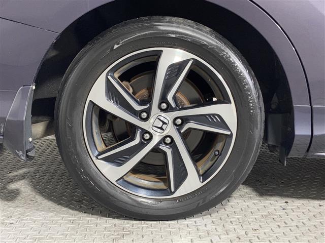 【純正アルミホイール】純正の専用アルミホイールが足元を飾ります!IDOMでは、社外アルミホイールや、スタッドレスタイヤも取扱いしております。ぜひご相談ください。