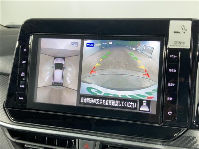 【マルチビューカメラシステム】まるでクルマを真上から見下ろしたかのような視点で駐車をサポートします！クルマの斜め後ろや真横など、前後左右の４つのカメラの映像が合成されて、モニターに映し出されます。