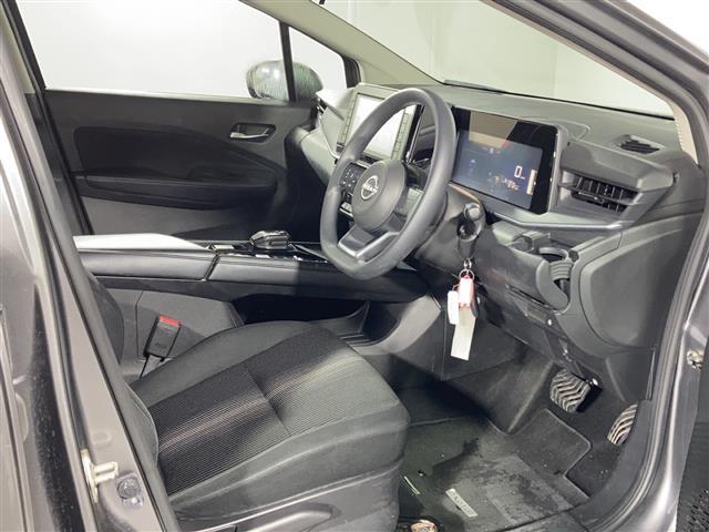 【運転席】座り心地が良いシートなので長時間の運転でも快適にお過ごしいただけます。新品のフロアマットのご注文も可能です。掲載箇所以外にご希望の写真がございましたらお気軽にお問い合わせ下さい。