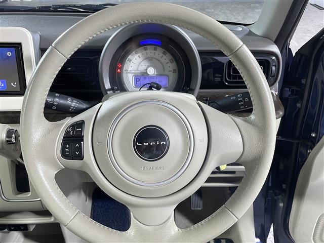 【ステアリング】軽い力で扱いやすいハンドルです。目立つ傷やスレなどなく綺麗な状態です！「プレミアム抗菌コートＧ」をいれていただくとさらに快適に！清潔なお車はお子様にも安心ですね！