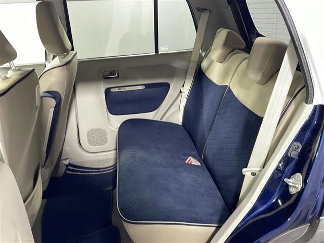 【後部座席】大人が座っても余裕のある広さです！！頭上や足元のスペースも広く取ってあります！