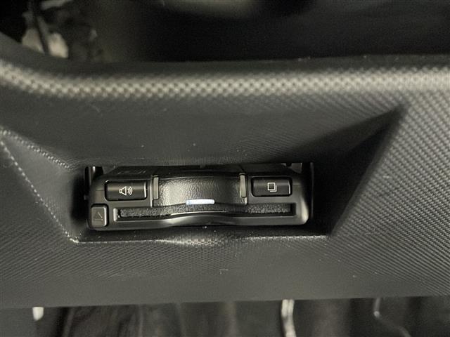 【ETC】有料道路を利用する際に料金所で停止することなく通過できる、ETC車載器(ノンストップ自動料金収受システム機器)が装備されています。セットアップを行うことで利用可能になります。