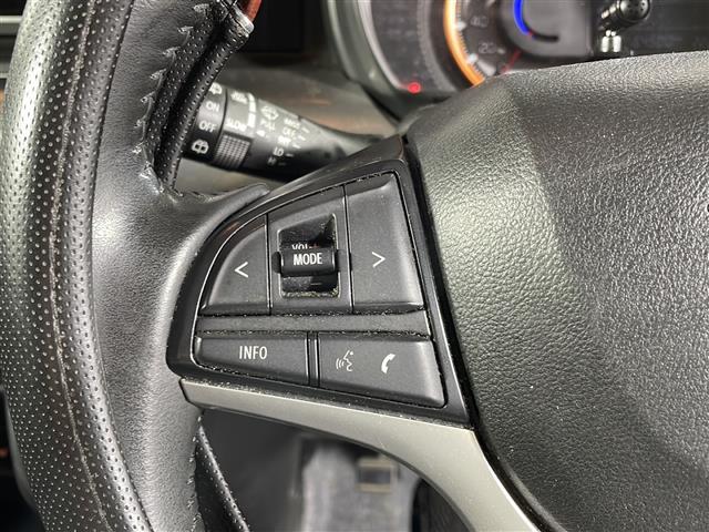 【ステアリングスイッチ】手元のボタンから、オーディオやナビなどの操作ができるので、よそ見をせずに安全に運転に集中できます!