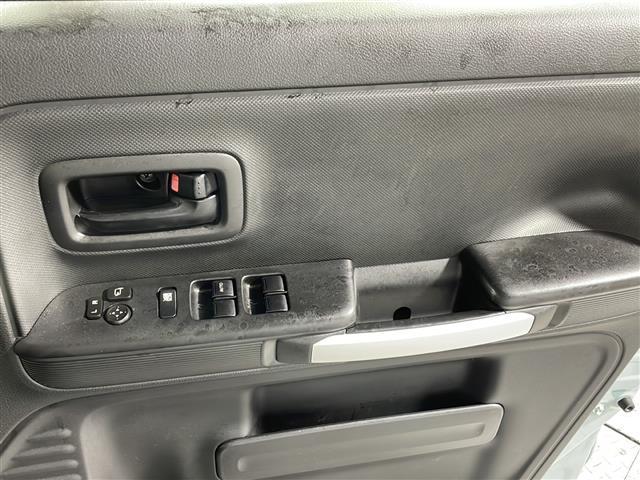 【パワーウインドウ】運転席のスイッチで、各席の窓ガラスの開閉ができます!あると便利ですよね!