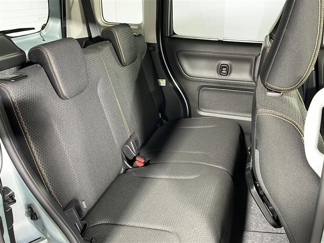 【後部座席】大人が座っても余裕のある広さです!!頭上や足元のスペースも広く取ってあります!