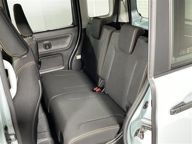 【後部座席】大人が座っても余裕のある広さです!!頭上や足元のスペースも広く取ってあります!