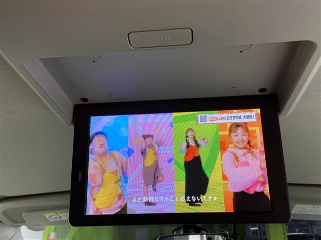 【 フリップダウンモニター 】天井にはフリップダウンモニターも装備されております♪お子様など、ロングドライブでも退屈せず楽しくお過ごしいただけます。