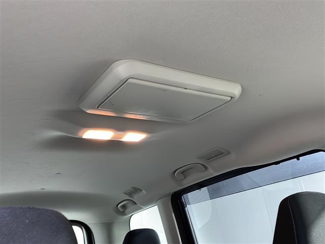 【 フリップダウンモニター 】天井にはフリップダウンモニターも装備されております♪お子様など、ロングドライブでも退屈せず楽しくお過ごしいただけます。