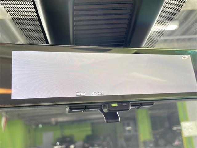 【デジタルルームミラー】車両後方カメラの映像をルームミラーに映すことが出来ます。 そのため、後席に人や荷物があって後方が見えづらい場合でもしっかり視界を確保することが出来ます。