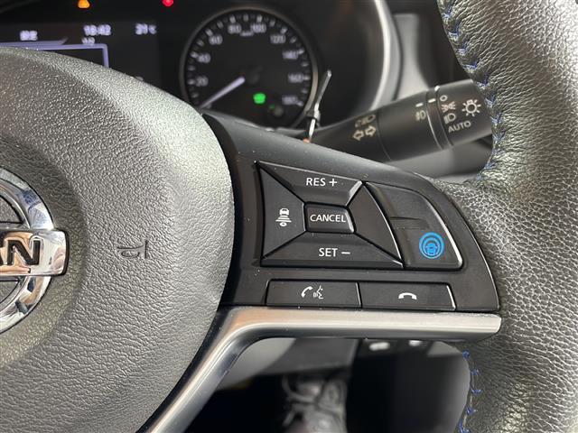 【プロパイロット】高速道路の渋滞走行や長時間の巡航走行時に、アクセル・ブレーキ・ステアリングをシステムが制御します!機能には限界があるためご注意ください。