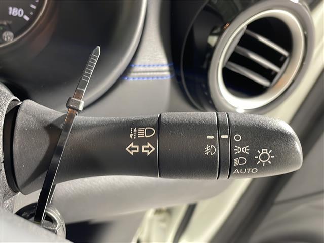 【オートライト(AUTO)】外の明るさをシステムが感知して、自動でヘッドライトが点灯します!ヘッドライトをつけ忘れを防ぐ便利機能です。