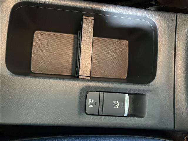 【電動パーキングブレーキ】パーキングブレーキを指先だけで操作可能です!力の弱い人にも安心してブレーキをかけていただけます!