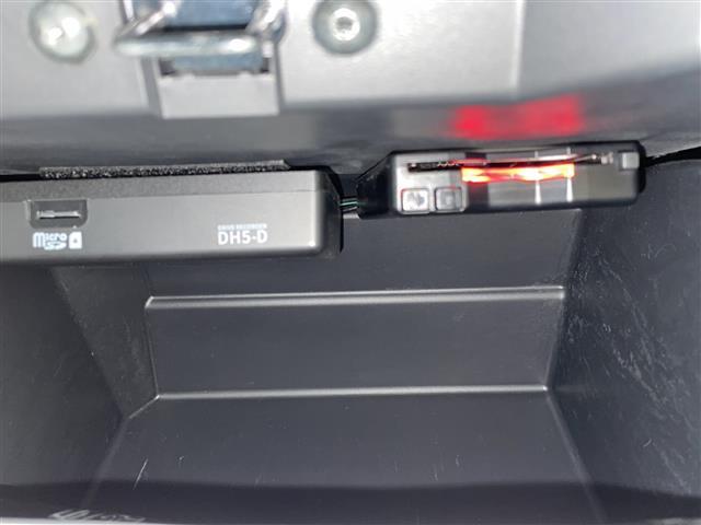 【ETC】有料道路を利用する際に料金所で停止することなく通過できる、ETC車載器(ノンストップ自動料金収受システム機器)が装備されています。セットアップを行うことで利用可能になります。