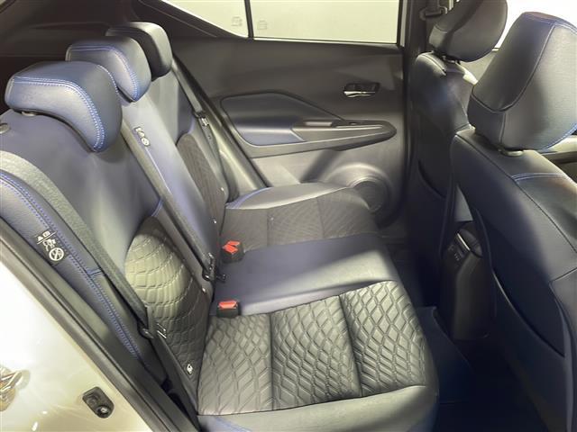 【後部座席】大人が座っても余裕のある広さです!!頭上や足元のスペースも広く取ってあります!