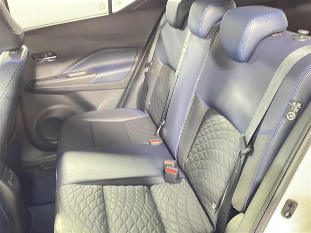 【後部座席】大人が座っても余裕のある広さです!!頭上や足元のスペースも広く取ってあります!