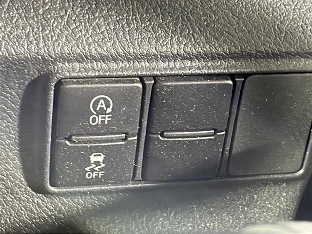 【 横滑り防止装置 】急なハンドル操作時や滑りやすい路面を走行中に車両の横滑りを感知すると、自動的に車両の進行方向を保つように車両を制御します。