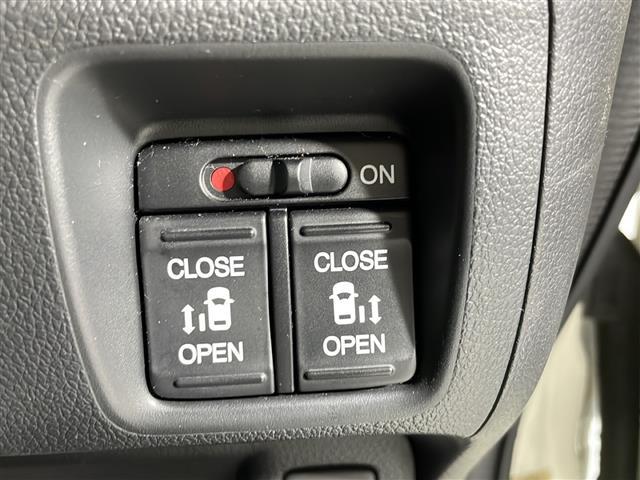 【 両側パワースライドドア 】小さなお子様でもボタン一つで楽々乗り降り出来ます♪駐車場で両手に荷物を抱えている時もボタン一つで自動で開いてくれますので、ご家族でのお買い物にとっても便利な装備です♪