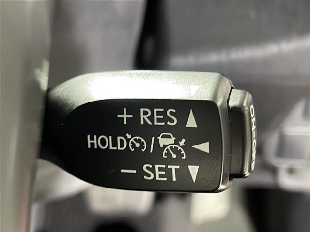 【 クルーズコントロール 】高速道路で便利なクルーズコントロールも装着済み。アクセルを離しても一定速度で走行ができる装備です。加速減速もスイッチ操作でOKです。