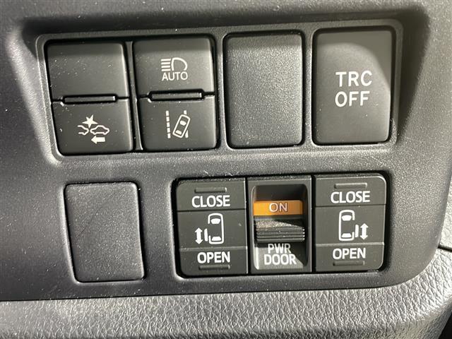 【両側パワースライドドア】小さなお子さまでもボタン一つで乗り降りラクラクです！両手に荷物を抱えている状態でもボタンを押せば自動で開閉するので、お買い物やお出かけの際にはとっても重宝します！