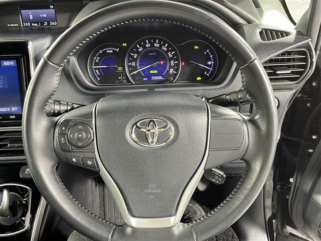 【ステアリング】軽い力で扱いやすいハンドルです。目立つ傷やスレなどなく綺麗な状態です!「プレミアム抗菌コートG」をいれていただくとさらに快適に!清潔なお車はお子様にも安心ですね!