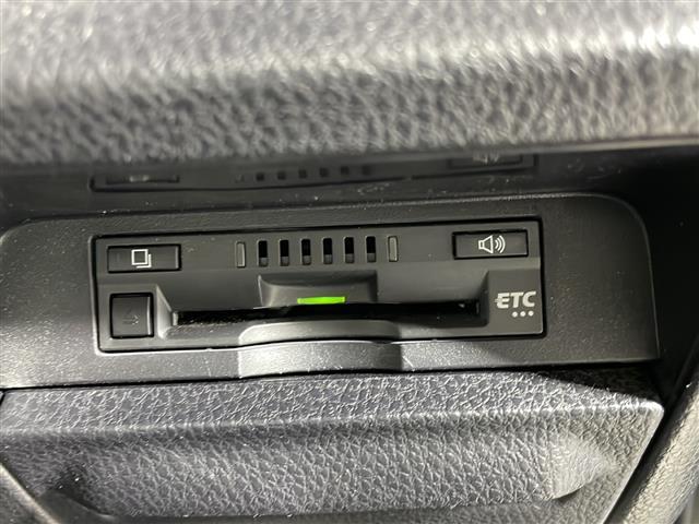 【ETC】有料道路を利用する際に料金所で停止することなく通過できる、ETC車載器(ノンストップ自動料金収受システム機器)が装備されています。セットアップを行うことで利用可能になります。