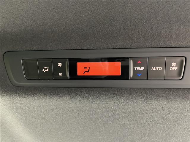 【Wエアコン(後席エアコン)】エアコンが前席に加え、後部座席用にも独立して設置されていており、暑い夏でも寒い冬でも、車内に快適な空気を届けるので、いつでも快適な車内空間を創り上げます!