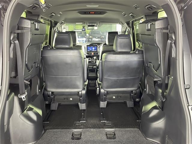 【跳ね上げ式サードシート】レバーを引くだけ簡単に跳ね上げることができます♪女性でも力はいらずに簡単に操作できます♪