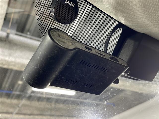 【ドライブレコーダー】映像・音声などの運転中の記録を残します。事故などを起こした起こされた時の証拠になりえますので、もしも時でも安心ですね。