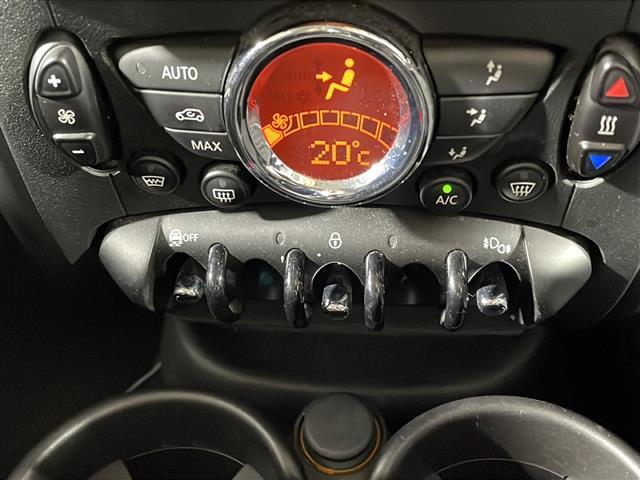 【オートエアコン】車内温度を感知して自動で温度調整をしてくれるのでいつでも快適な車内空間を創り上げます！