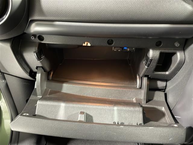 【グローブボックス】大容量のグローブボックスです！！車検証ケース他、日頃使う小物類の収納スペースもたくさんあります！