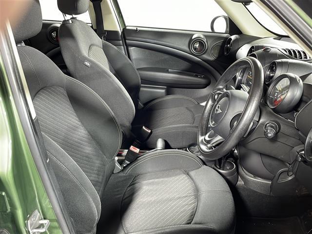 【運転席】座り心地が良いシートなので長時間の運転でも快適にお過ごしいただけます。新品のフロアマットのご注文も可能です。掲載箇所以外にご希望の写真がございましたらお気軽にお問い合わせ下さい。