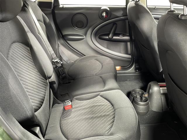 【後部座席】大人が座っても余裕のある広さです！！頭上や足元のスペースも広く取ってあります！