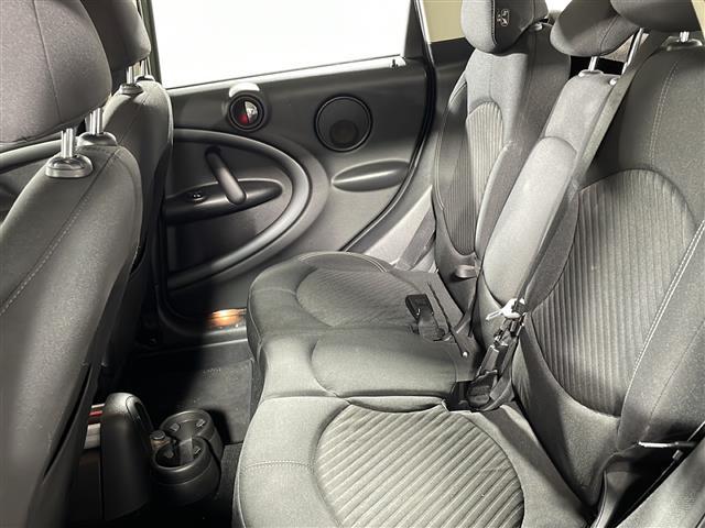 【後部座席】大人が座っても余裕のある広さです！！頭上や足元のスペースも広く取ってあります！