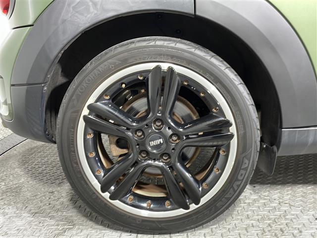 【純正アルミホイール】純正の専用アルミホイールが足元を飾ります！ＩＤＯＭでは、社外アルミホイールや、スタッドレスタイヤも取扱いしております。ぜひご相談ください。