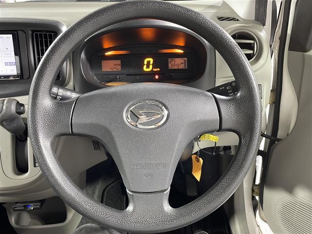 【ステアリング】軽い力で扱いやすいハンドルです。目立つ傷やスレなどなく綺麗な状態です!「プレミアム抗菌コートG」をいれていただくとさらに快適に!清潔なお車はお子様にも安心ですね!