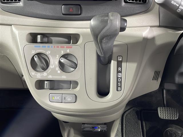 【シフトレバー】シフトの操作がしやすく快適なドライブを楽しんでいただけます！